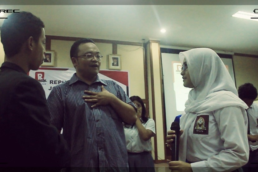 Irwan Arifiyanto (tengah) sedang memberikan pelatihan jurnalistik di SMK 6, Jakarta