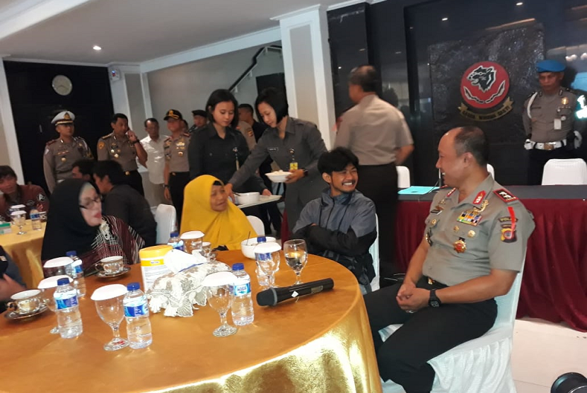 Irwan Maulana (tengah) berbincang dengan Kapolda Jabar, Irjen Pol Drs Agung Budi Maryoto di Aula Riung Mumpulung Mapolda disaksikan ibu dan adik-adiknya