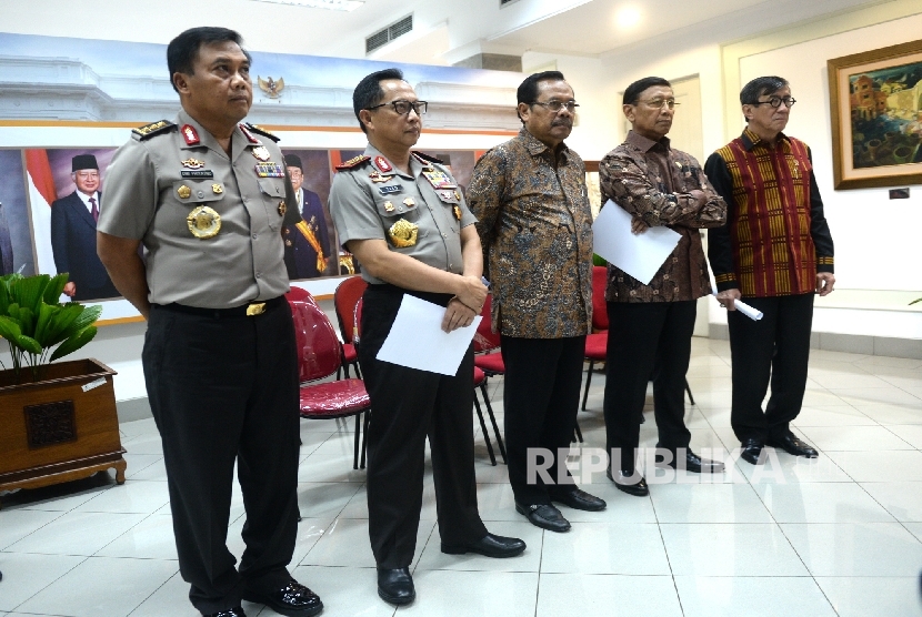 Irwasum Mabes Polri Dwi Priyatno (dari kiri), Kapolri Tito Karnavian, Jaksa Agung Prasetyo, Menkopolhukam Wiranto, dan Menkumham Yasonna Laoly saat konferensi pers terkait pembentukan Satgas Sapu Bersih (Saber) Pungutan Liar (Pungli) di Kantor Kepresidenan