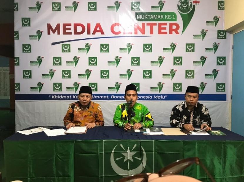  Ketua Panitia Muktamar NWDI 2022, H Irzani (tengah), saat konferensi pers terkait Muktamar NWDI 2022.