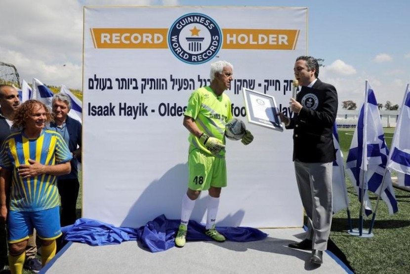 Isaak Hayik, kiper tertua di dunia.