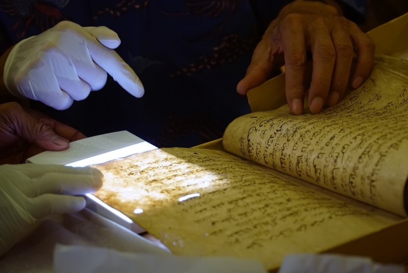 Isamu Sakamoto peneliti dari Tokyo Restoration Conversation Centre meneliti naskah kuno berbahan kertas Daluang di Museum Sribaduga Bandung, Jawa Barat, Selasa (24/1). 