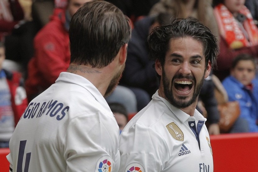 Dua penggawa Real Madrid, Sergio Ramos (kiri) dan Isco.