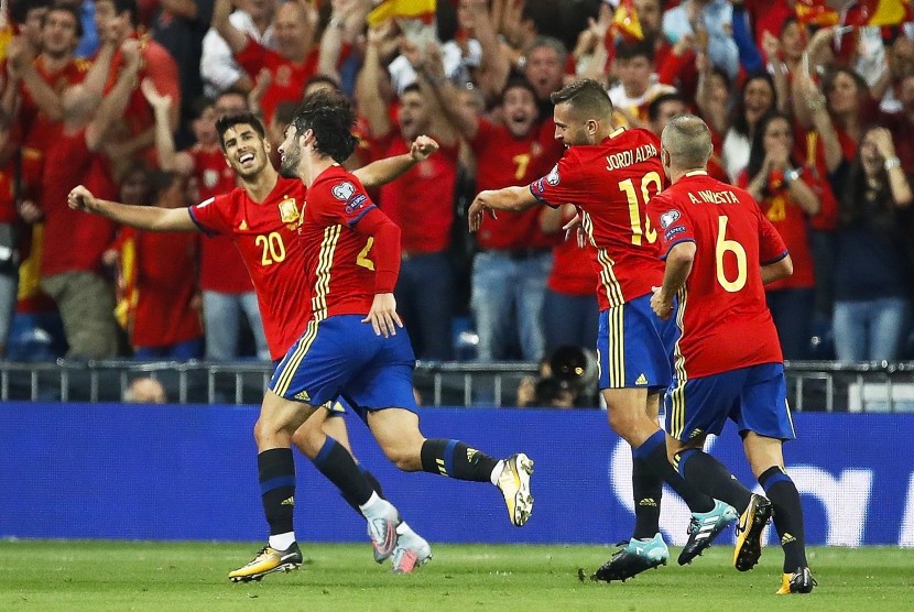 Isco (dua dari kiri) merayakan golnya ke gawang Italia.