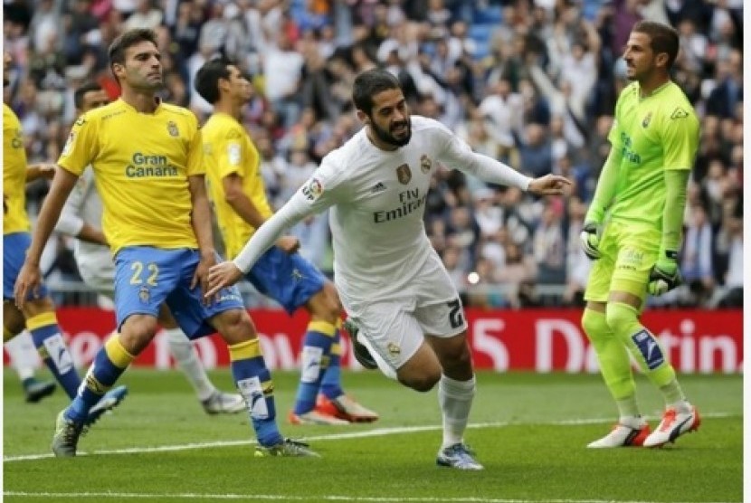 Isco (putih) merayakan golnya ke gawang Las Palmas