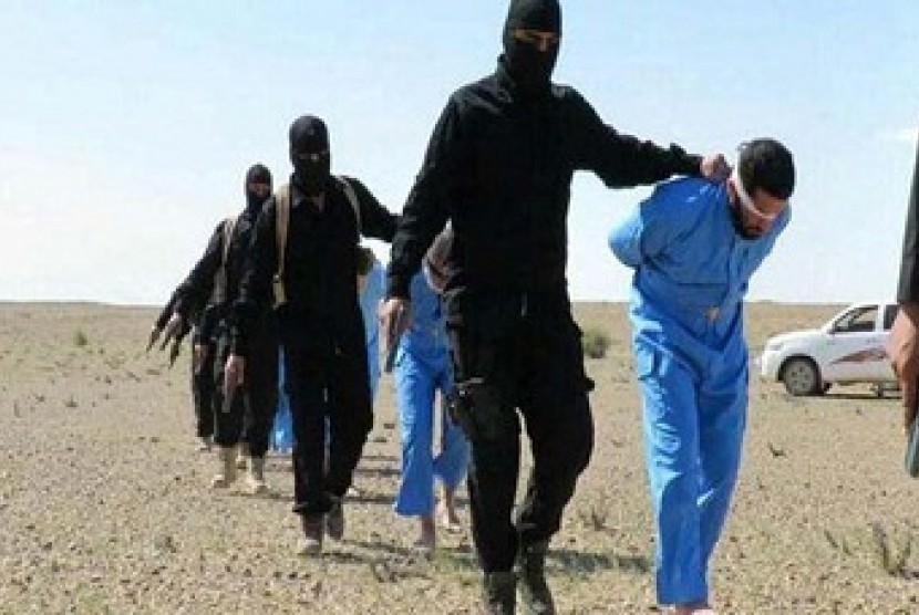 Serdadu ISIS dengan sejumlah tahanan (ilustrasi) 