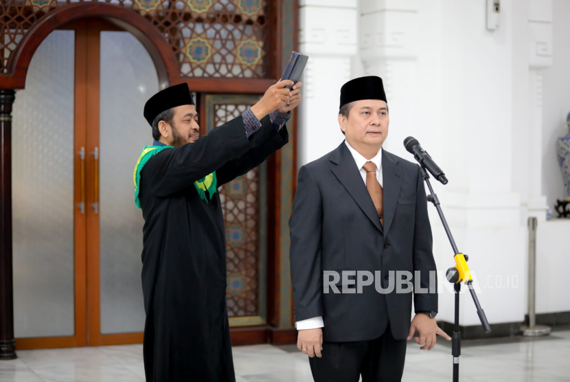 Iskandar Zulkarnain resmi dilantik sebagai Sekretaris Daerah (Sekda) Kota Bandung Kamis, (5/6/2025) di Pendopo Kota Bandung. 