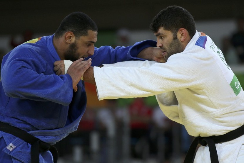 Islam El Shehaby (berbaju biru) melawan Judoka Israel Or Sasson (berbaju putih)