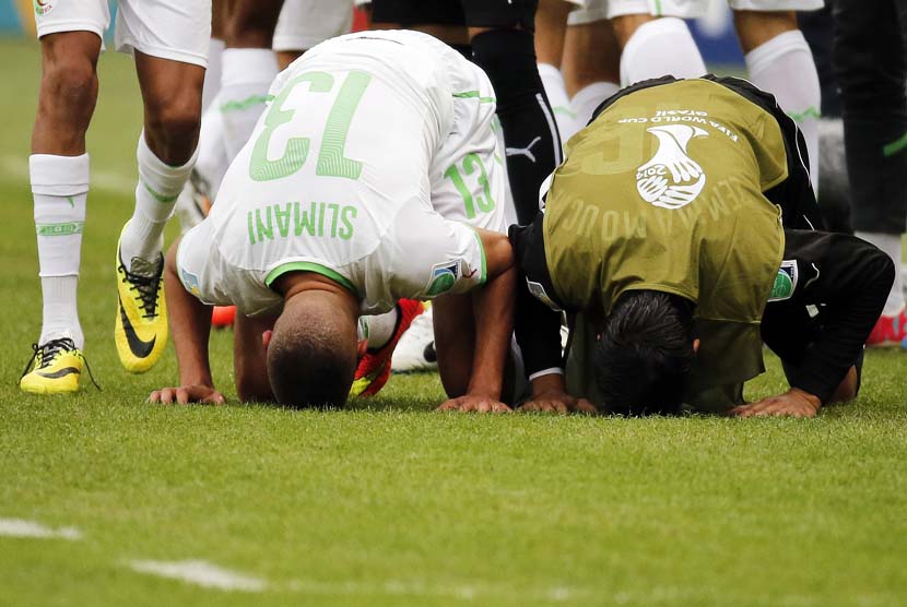 Islam Slimani (tengah) dari Aljazair merayakan dengan rekan tim setelah mencetak gol pembuka selama Piala Dunia FIFA 2014 grup H pertandingan babak penyisihan antara Korea Selatan dan Aljazair di Estadio Beira-Rio di Porto Alegre, Brasil, Minggu (22/6).