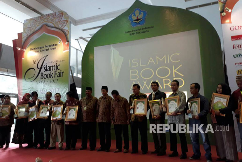 Suasana pemberian penghargaan Islamic Book (IB) Award di ajang  Islamic Book Fair (IBF) 2017.