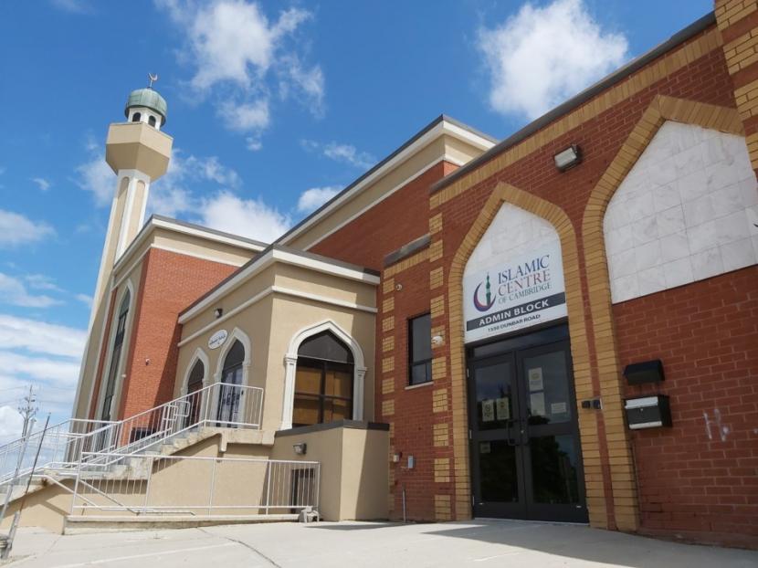 Islamic Center of Cambridge di Ontario, Kanada menggelar family fun night atau malam hiburan keluarga dengan komunitas dan masyarakat Ontario selama masa liburan 2022. Islamic Center of Cambridge Gelar Family Fun Night Undang Warga Sekitar