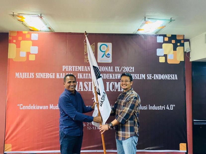 Ismail Rumadan menerima tongkat estafet kepemimpinan dari Ferry Kurnia Rizkiyansyah sebagai Ketua Umum Masika ICMI periode 2021-2026.  