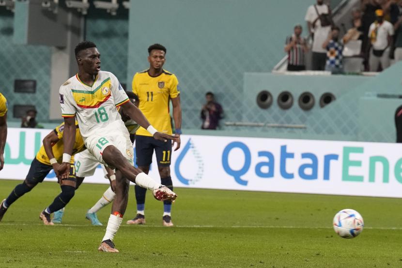 Ismaila Sarr dari Senegal mencetak gol penalti, gol pembuka timnya, selama pertandingan sepak bola grup A Piala Dunia antara Ekuador dan Senegal, di Stadion Internasional Khalifa di Doha, Qatar, Selasa, 29 November 2022. 