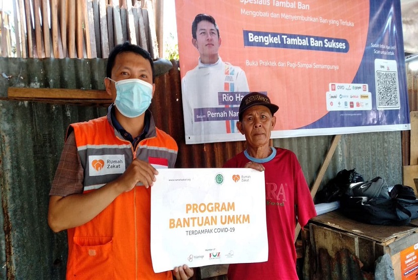 ismar (53 tahun) seorang disabilitas yang juga tukang tambal ban di Jl. M. Hatta kota Padang meraih bantuan modal UMKM terdampak Covid-19 Rumah Zakat