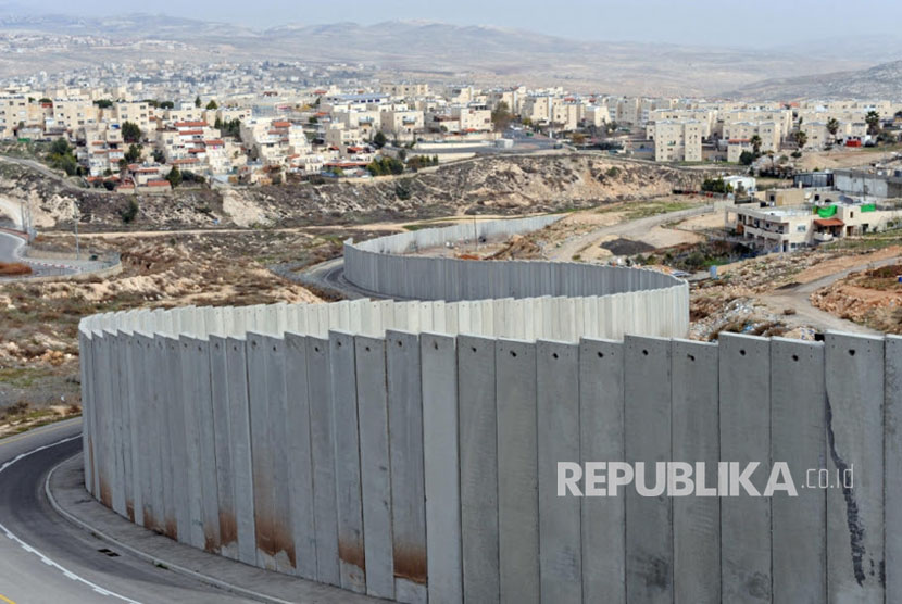 Israel bangun tembok pembatas