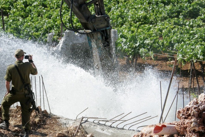 Israel melakukan segala cara untuk mencaplok tanah Palestina, setelah pernah membuldoser sistem irigasi untuk perkebunan Zaitun, kini Israel mempersulit izin petani Palestina untuk menggarap lahan pertanian yang terpisah tembok pembatas di Tepi Barat