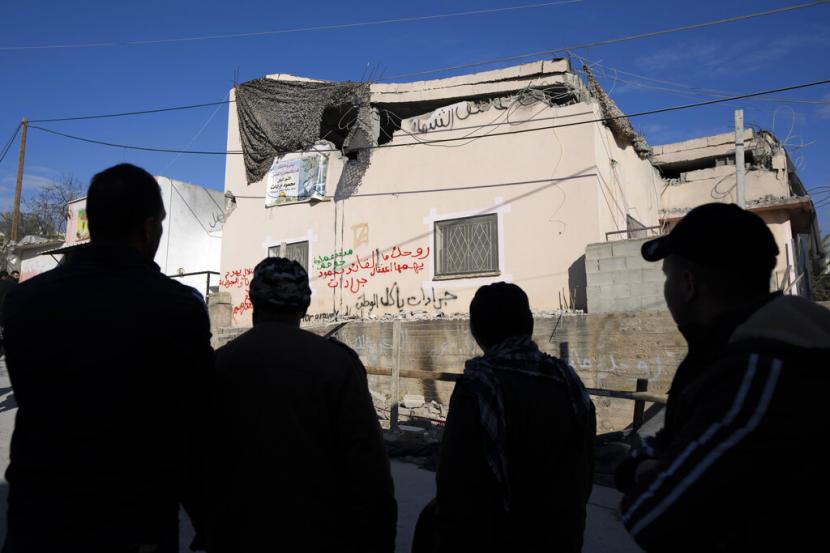 Israel memasuki desa untuk menghancurkan lantai tempat tinggal Muhammad Jaradat. Serangan itu mengakibatkan tewasnya seorang warga Palestina, Mohammed Abu Salah (17 tahun).