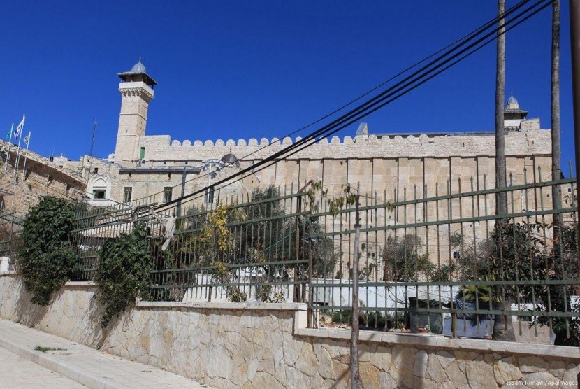 Israel Pasang Menorah di Masjid