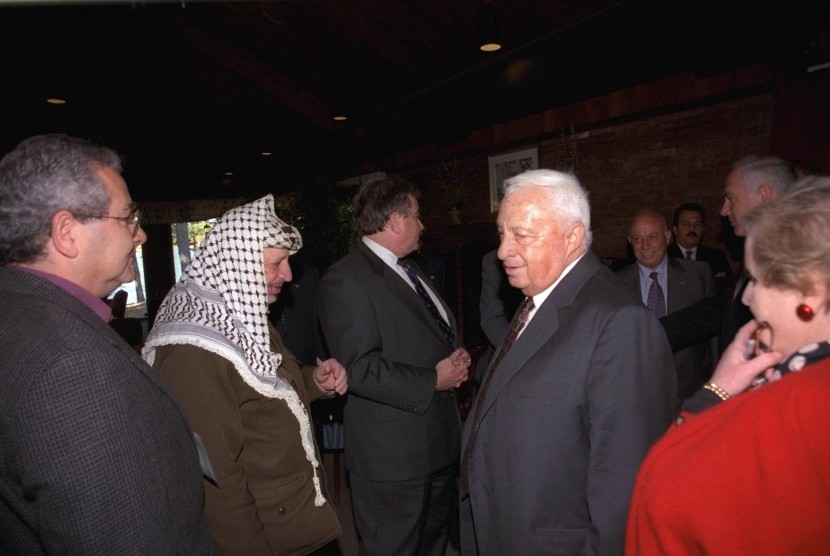 Israel's Foreign Minister Ariel Sharon (fourth left) walks past Palestinian Leader Yasser Arafat (second left) during the Middle East peace summit at the Wye River Conference centre October 21, 1998.