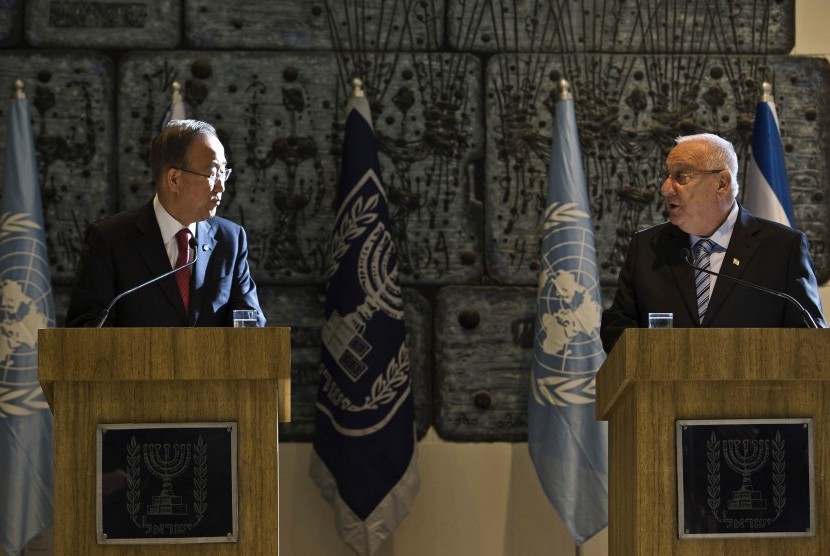 Israel's President Reuven Rivlin (R) and U.N Secretary-General Ban Ki-moon deliver joint statements to the media in Jerusalem October 13, 2014. Ban Ki-moon is on a two-day visit to the West Bank, Israel and Gaza.