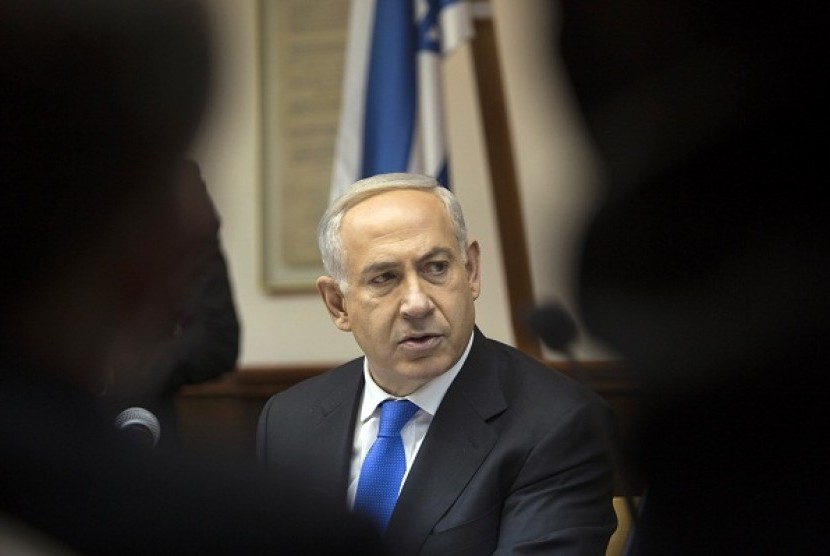 Israel's Prime Minister Benjamin Netanyahu attends the weekly cabinet meeting in Jerusalem January 13, 2013. 