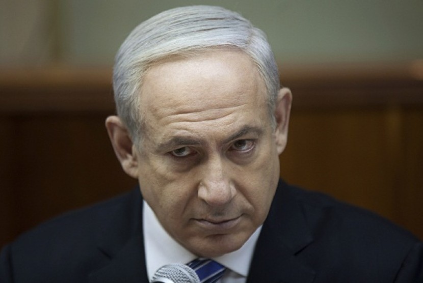 Israel's Prime Minister Benjamin Netanyahu attends the weekly cabinet meeting in Jerusalem February 10, 2013. 