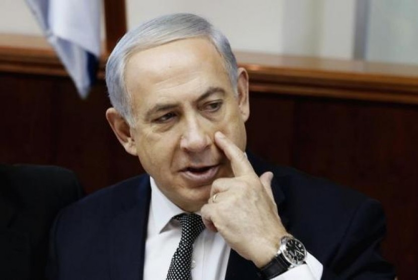 Israel's Prime Minister Benjamin Netanyahu attends the weekly cabinet meeting in Jerusalem December 22, 2013.