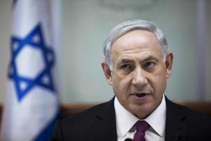 Israel's Prime Minister Benjamin Netanyahu attends the weekly cabinet meeting in Jerusalem October 26, 2014.