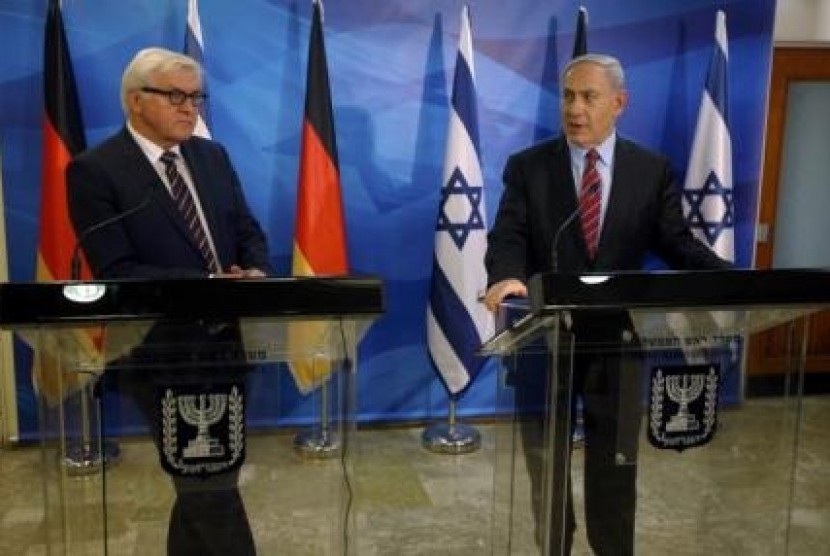 Israel's Prime Minister Benjamin Netanyahu (right) and Germany's Foreign Minister Frank-Walter Steinmeier deliver joint statements to the media before their meeting in Jerusalem November 16, 2014.