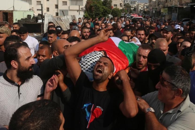 Ratusan pelayat mengantarkan jenazah dokter Palestina Abu Al-Teen. Abu Al-Teen meninggal tertembak oleh tentara zionis Israel