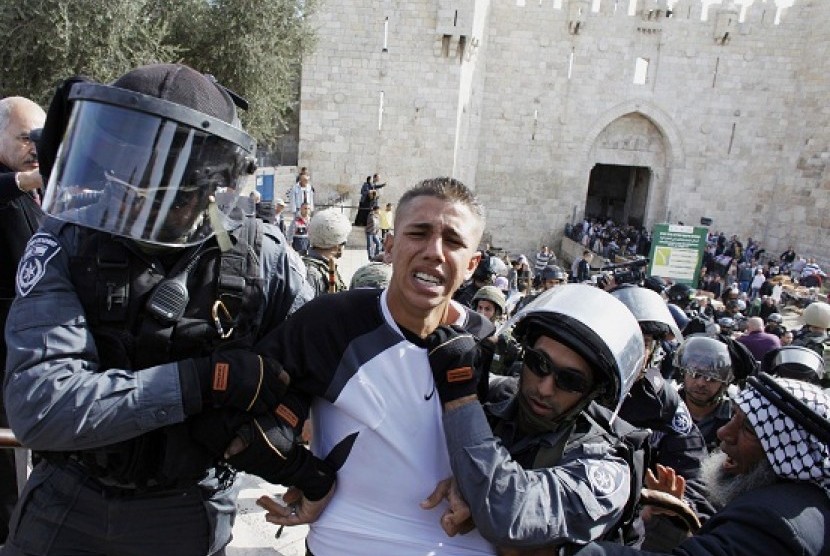 Israeli border police officers detain a Palestinian demonstrator during clashes after a protest against Israel's military operation in Gaza, outside Damascus Gate in Jerusalem's Old City November 16, 2012.  