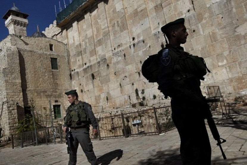 Israeli border police stand guard at the Ibrahimi Mosque, in the West Bank city of Hebron. (File photo)2