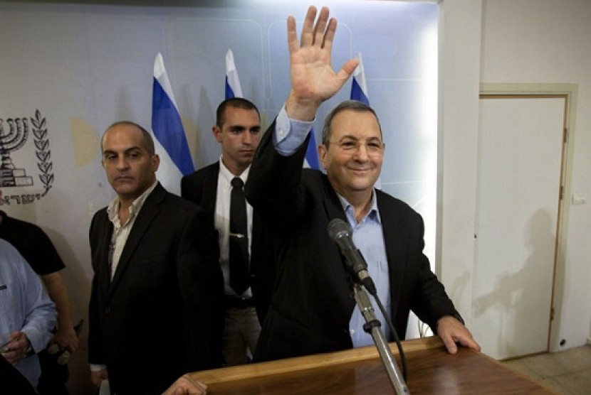 Israeli Defense Minister Ehud Barak waves to media after a conference in Tel Aviv, Monday, Nov. 26, 2012. Barak shook up the Israeli political system Monday with the abrupt announcement that he is quitting politics and will not run in general elections in 