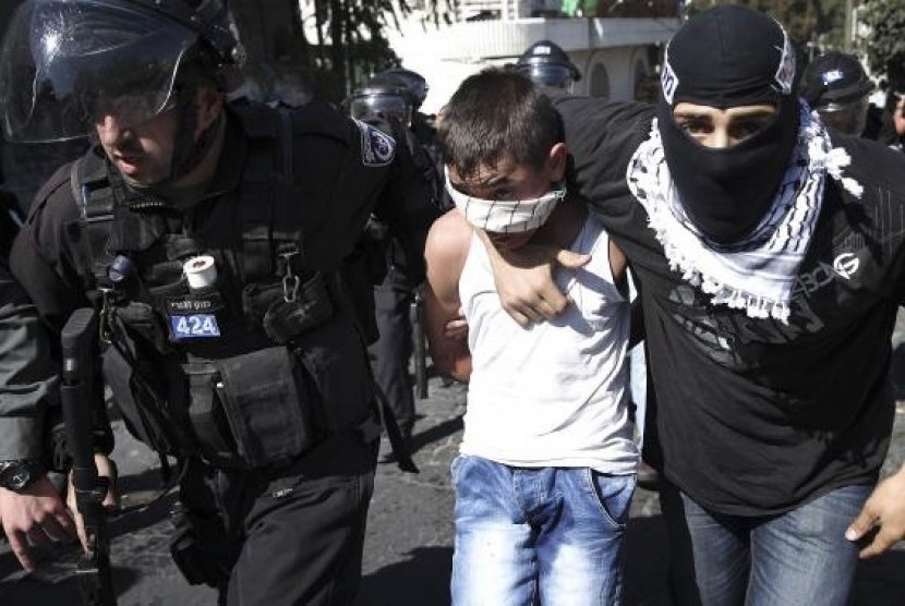 Israeli police detain a Palestinian youth following clashes after Friday prayers in the East Jerusalem neighbourhood of Wadi al-Joz October 24, 2014.