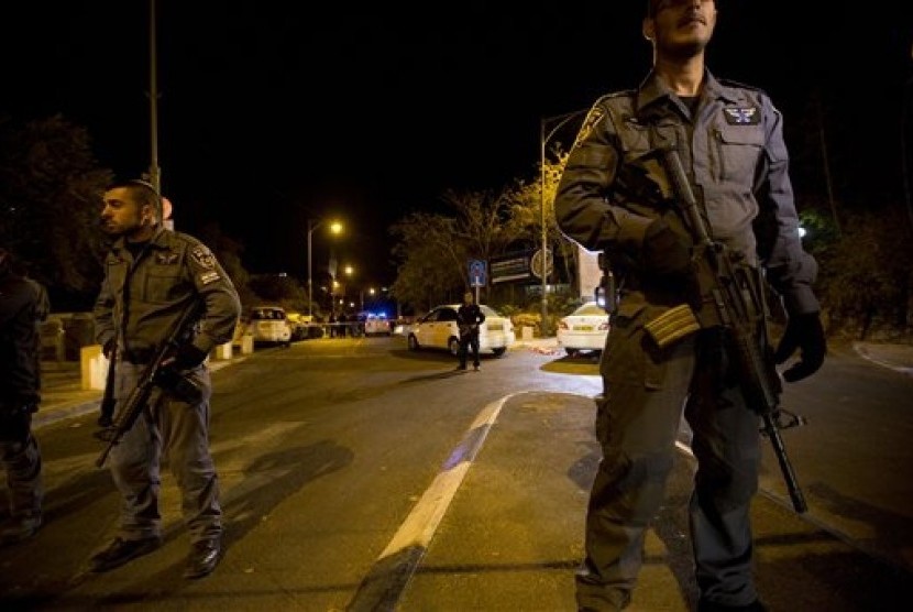 Israeli police officers stand guard at the scene of a shooting in Jerusalem, Wednesday, Oct. 29, 2014. 