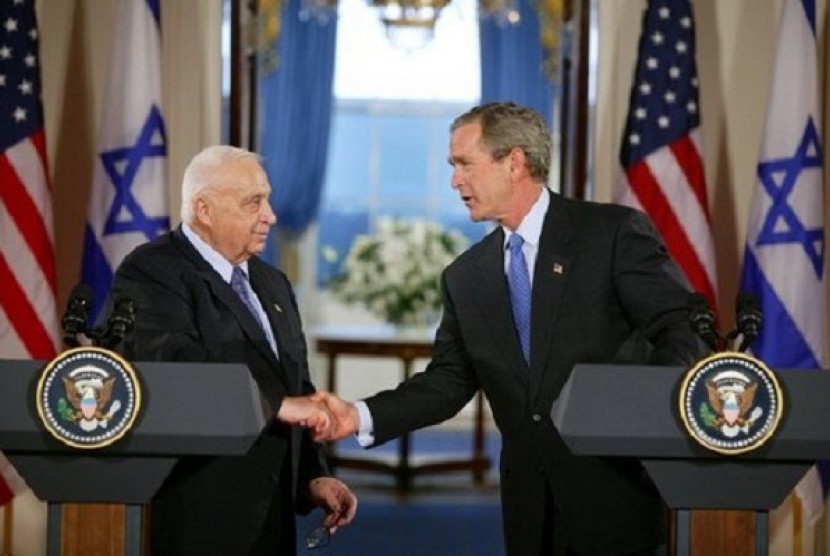 Israeli Prime Minister Ariel Sharon (left) shakes hand with US President George W Bush at the White House, United States, 2004.