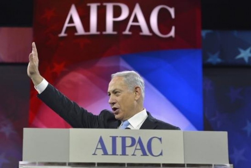 Israeli Prime Minister Benjamin Netanyahu acknowledges applause as he arrives to address the American Israel Public Affairs Committee (AIPAC), in Washington, March 4, 2014.