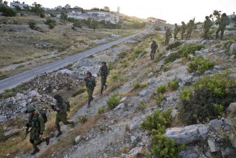 Israeli soldiers take part in an operation to locate three Israeli teens near the West Bank City of Hebron June 16, 2014.