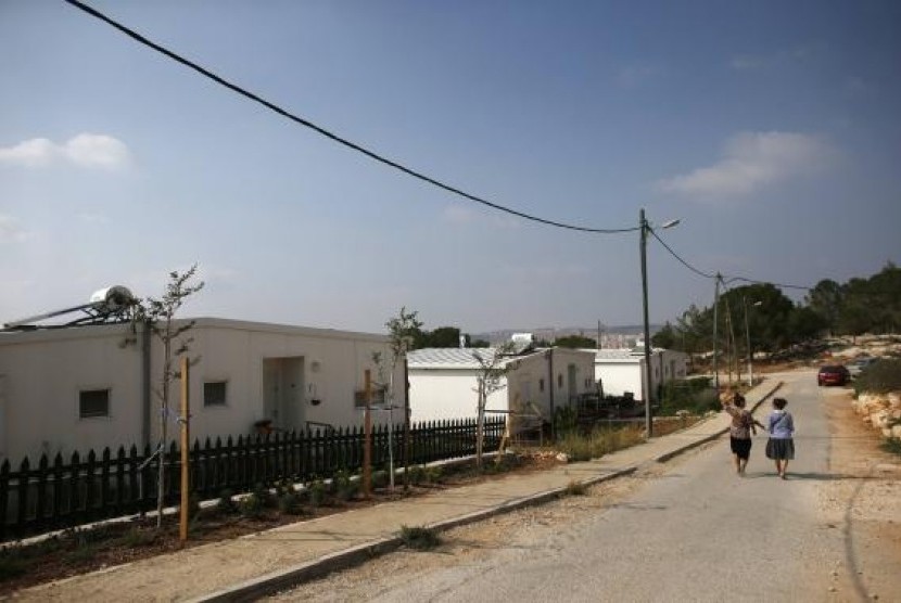 Pasukan Israel membangun jalan baru di sebuah desa Palestina, di dekat kota Bethlehem, Tepi Barat. Jalan ini dibangun khusus untuk pemukim Yahudi.