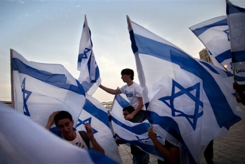 Israeli youths dance with Israeli flags on May, 9, 2011 file photo. 