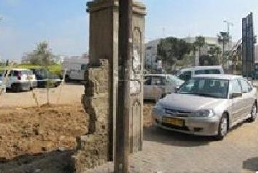 Isreal menjadikan pemakaman Muslim menjadi tempat parkir untuk sebuah tempat perbelanjaan yang baru dibangun di sekitar lokasi makam.
