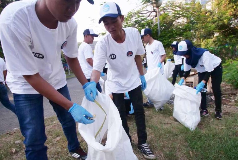  ISS Indonesia bersama komunitas Soka Gakkai Indonesia melakukan aksi pungut sampah dalam memperingati World Cleanup Day di Kemayoran, Jakarta Pusat, Sabtu (15/9).