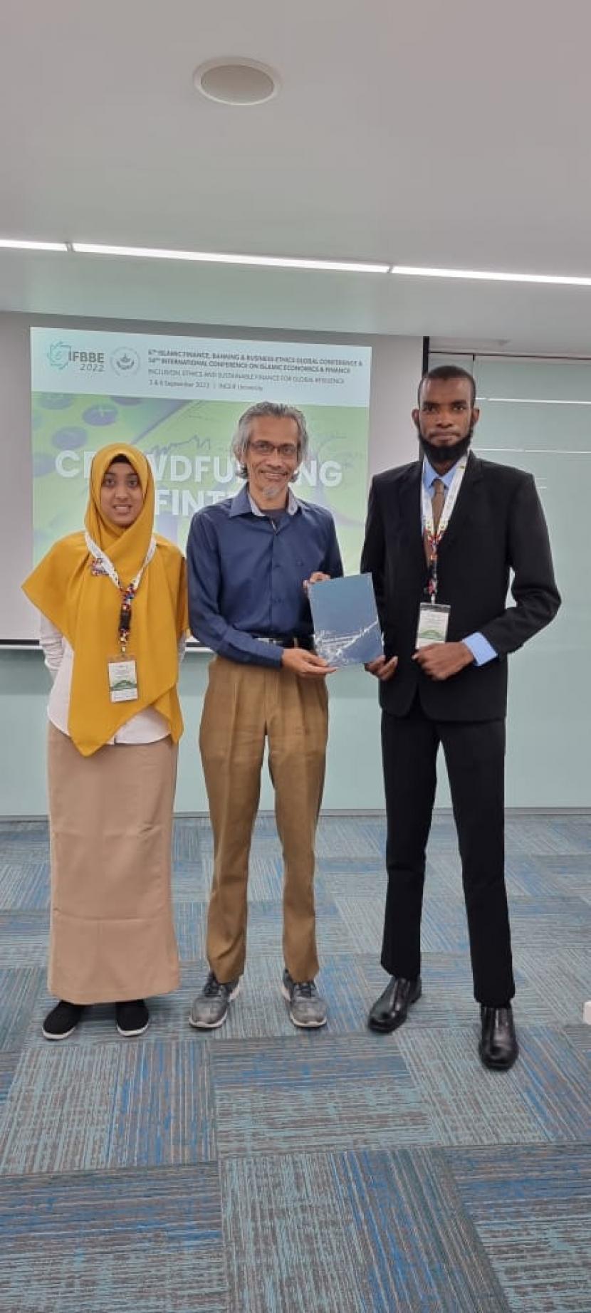 Issa Hamadoe dan Nihad Asraf bersama Prof Mansor Ibrahim (tengah), ketua Panitia IFBBE.