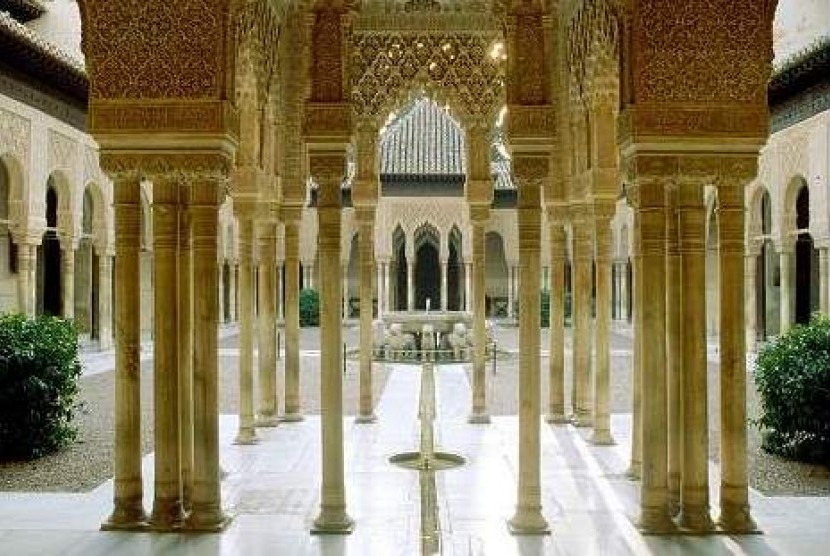 Istana Alhambra, Granada, Spanyol adalah salah satu pencapaian besar arsitektur Islam.