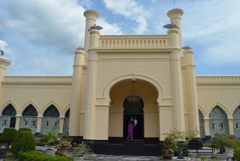 istana asserayah al-hasyimiyah, salah satu tujuan wisata di siak, provinsi riau