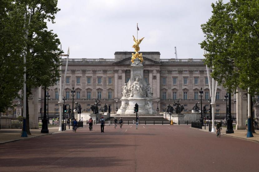 Hubungan antara Kerajaan Inggris dan umat Islam pernah mesra.  Istana Buckingham di London, Inggris, Ahad (10/5).