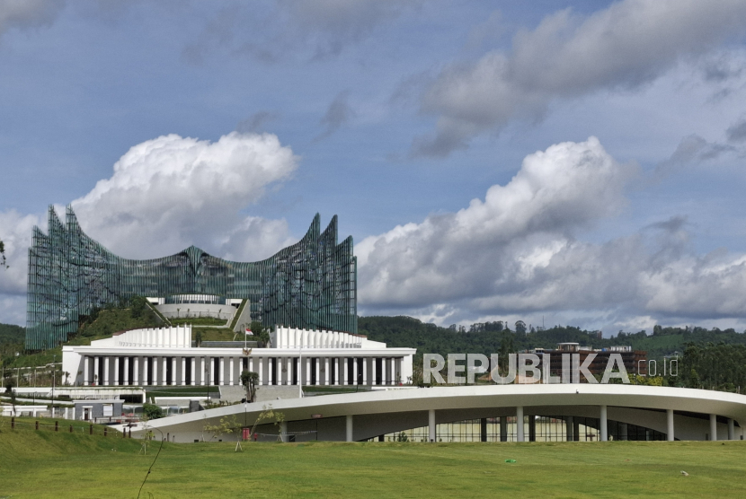 Istana Garuda, Istana Negara Ibukota Nusantara yang dirancang oleh I Nyoman Nuarta yang terletak di Kawasan Inti Pusat Pemerintahan (KIPP), Nusantara, dan telah diresmikan oleh Presiden Joko Widodo pada Oktober 2024.