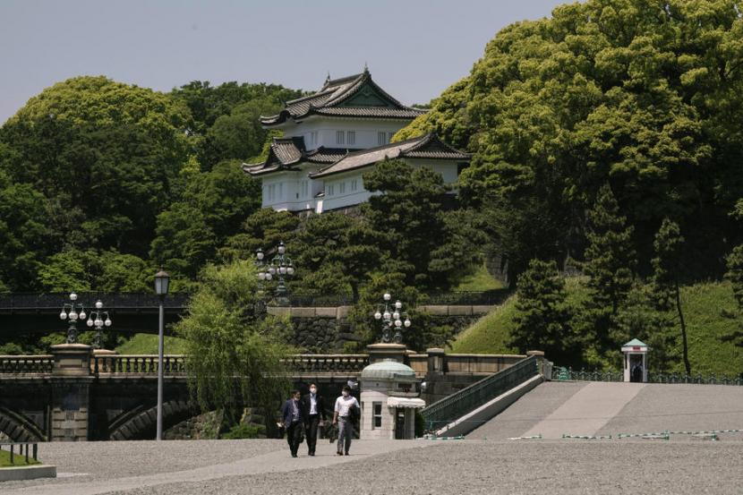 Istana Kekaisaran Tokyo, Jepang. Taman Timurnya kembali dibuka untuk publik setelah ditutup selama dua bulan akibat pandemi Covid-19.
