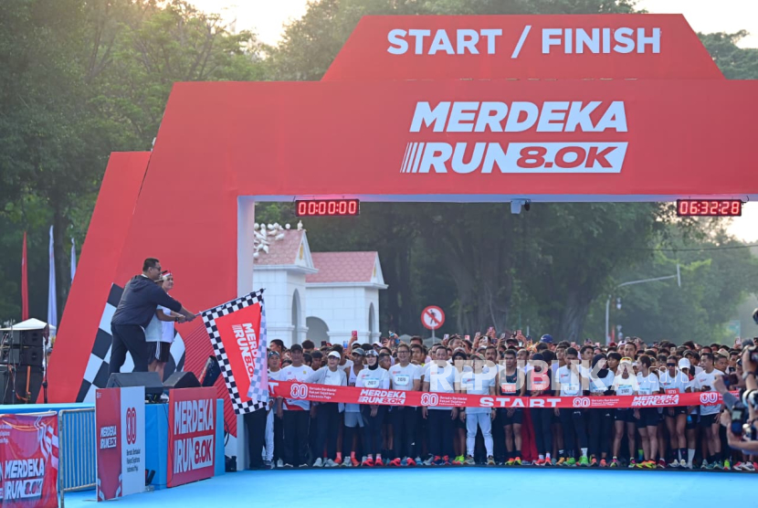 Istana Kepresidenan Jakarta bersama Kementerian Pemuda dan Olahraga (Kemenpora) menggelar Merdeka Run 8.0K di Jalan Medan Merdeka Utara, Jakarta Pusat, Ahad (24/8/2025).