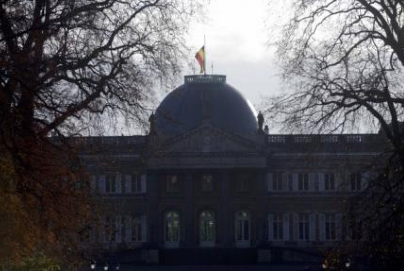 Istana kerajaan Belgia mengibarkan bendera setengah tiang sebagai wujud belasungkawa atas kematian Ratu Belgia, Fabiola.